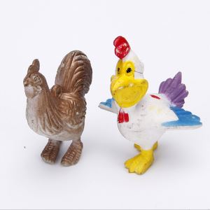 Juguetes de pollo la cápsula plástica divertida de la historieta para niños